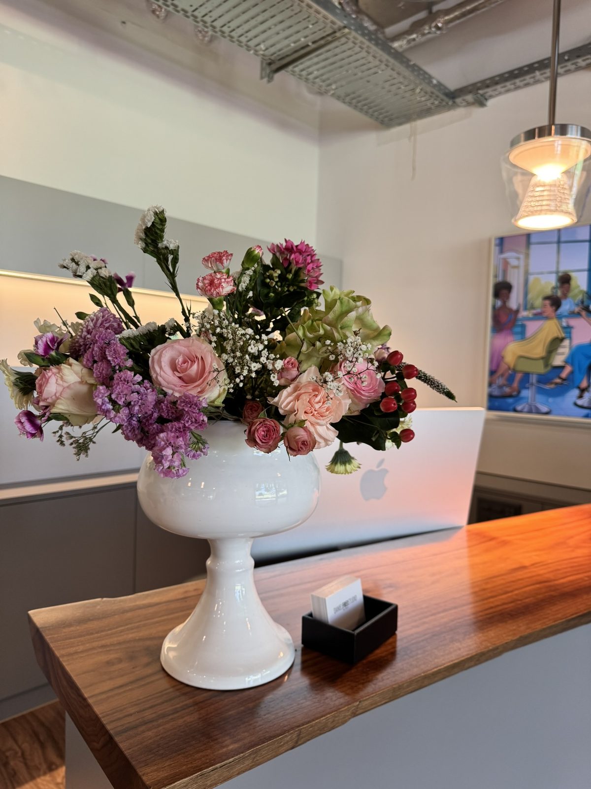 Empfang im Daniel Frei Studio mit Blumenstrauss